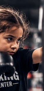 Adolescente concentrée avec ses gants