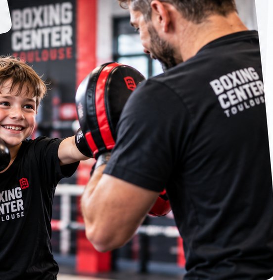 Enfant souriant qui touche les pattes de son coach