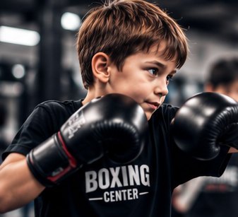 Garçon en garde dans un club Boxing Center