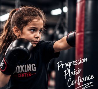 Jeune fille en garde dans un club Boxing Center