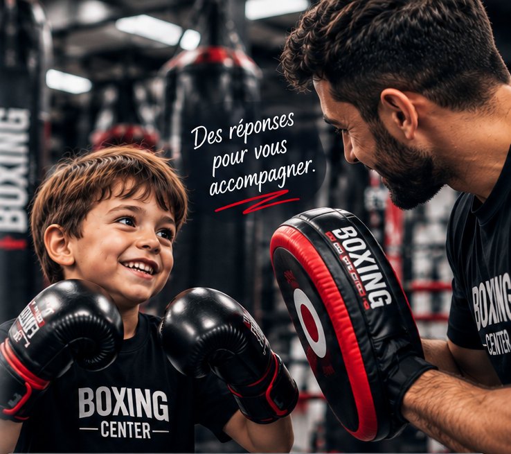 Enfant souriant face à son coach et à une patte de frappe