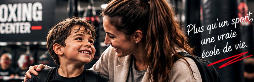 Mère et fils souriants après un cours de boxe