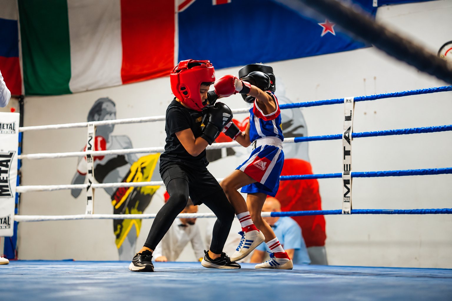 Deux enfants casqués qui travaillent dans le ring