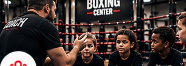 Coach attentif au milieu d'un groupe d'enfants